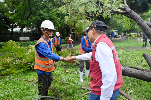 ▲新北徹夜修復市容　侯友宜籲企業體恤員工。（圖／新北市新聞局提供）