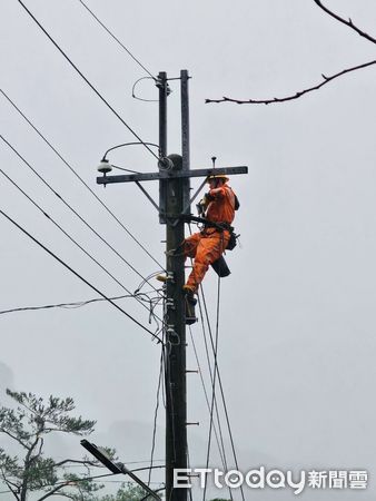 ▲康芮颱風導致南投停電戶數逾2萬戶，台電連夜冒雨搶修。（圖／台電南投區處提供）