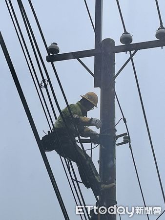 ▲康芮颱風導致南投停電戶數逾2萬戶，台電連夜冒雨搶修。（圖／台電南投區處提供）