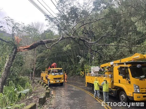 ▲康芮颱風導致南投停電戶數逾2萬戶，台電連夜冒雨搶修。（圖／台電南投區處提供，下同）