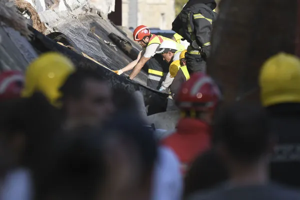 ▲▼塞爾維亞火車站屋頂倒塌，造成12人死亡。（圖／達志影像／美聯社）