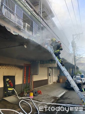 ▲▼台中市東區一間透天民宅失火，嬤孫4人衝2樓陽台獲救。（圖／民眾提供，下同）