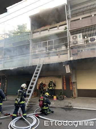 ▲▼台中市東區一間透天民宅失火，嬤孫4人衝2樓陽台獲救。（圖／民眾提供，下同）