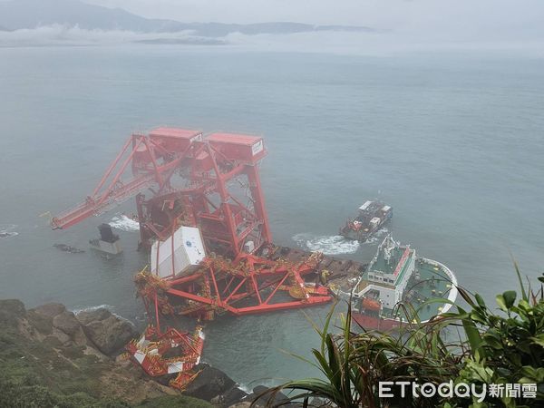 ▲▼陸貨輪擱淺野柳。（圖／記者郭世賢翻攝）