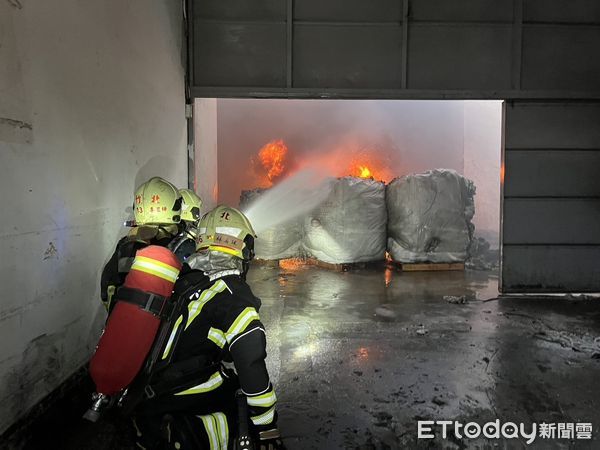 ▲▼新埔遠東紡織火警　竹北消防救災機器人參與             。（圖／記者陳凱力翻攝）