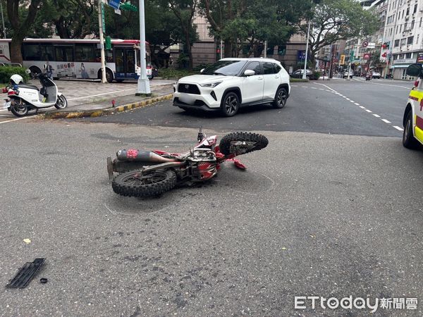 ▲▼運將違規左轉與女騎士碰撞，女騎士頭、胸重挫亡。(圖／記者邱中岳翻攝）