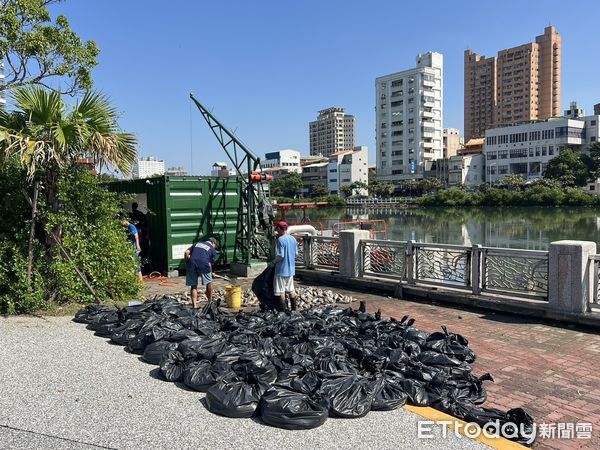 ▲台南市議員李啟維表示，颱風污水全排入台南運河，連最抗污染的吳郭魚也都死了。（圖／記者林東良翻攝，下同）