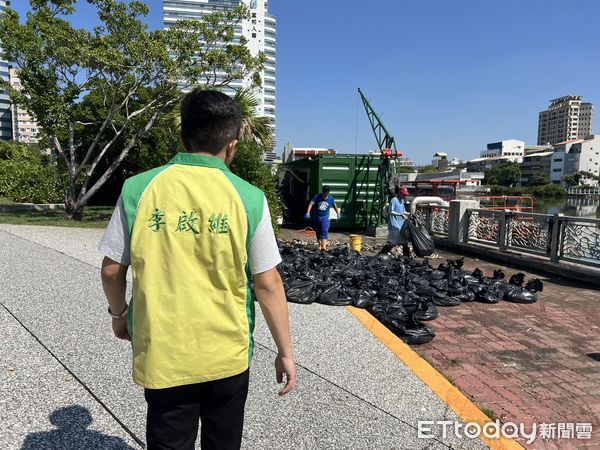 ▲台南市議員李啟維表示，颱風污水全排入台南運河，連最抗污染的吳郭魚也都死了。（圖／記者林東良翻攝，下同）