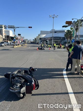 ▲屏東市和生路與建國路口出現油漬，導致機車騎士滑倒            。（圖／記者陳崑福翻攝）