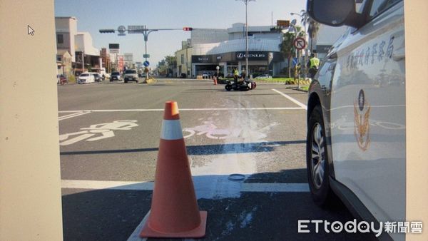 ▲屏東市和生路與建國路口出現油漬，導致機車騎士滑倒            。（圖／記者陳崑福翻攝）