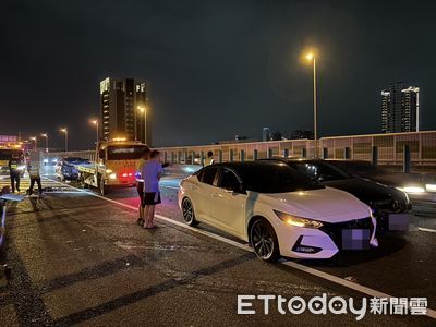 高雄國道10號「3車追撞」　轎車半毀5人送醫救治