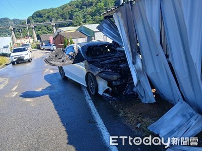 苗栗轎車自撞民宅！車頭卡鐵皮引擎瞬間起火　女駕駛嚇壞跳車逃生