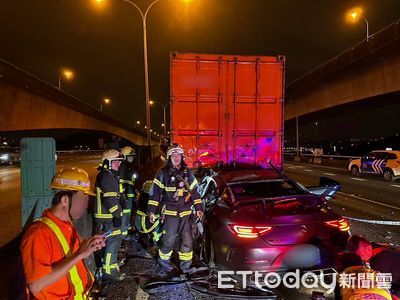 國道賓士轎車插進大貨車尾！車頭夾扁駕駛慘卡車內　送醫搶救不治