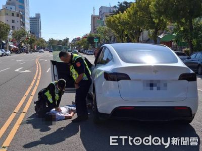 台南女駕駛開車突昏迷！特斯拉驟停路中　警輪流CPR救回一命