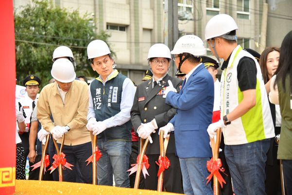 ▲▼新北市長侯友宜、國民黨立委葉元之與民眾黨立委黃國昌出席「板橋消防廳舍動工典禮」。（圖／立委葉元之提供）