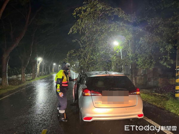 ▲▼       康芮強颱來襲，民眾駕車遇難，太保警即刻救援  。（圖／水上分局提供）