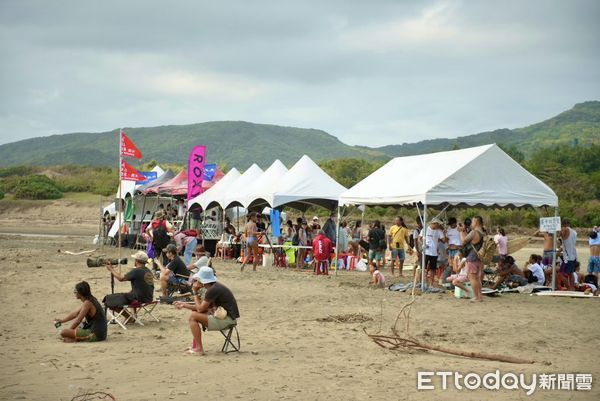 ▲屏東滿州佳樂水國際衝浪嘉年華2日登場             哥哥干嘛压我。（圖／屏東縣政府提供）