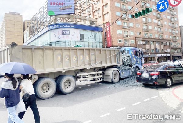 ▲一輛砂石車今天中午行經桃園區中正路捷運工地附近，不慎擦撞同行自小客車，車斗上淤泥撒落一地。（圖／記者沈繼昌翻攝）