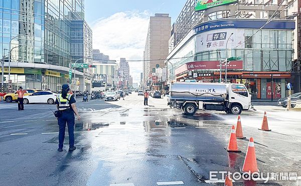 ▲針對砂石車擦撞自小客車事故現場，桃園警分局通知工程單位派遣水車到場清理路面淤泥。（圖／記者沈繼昌翻攝）