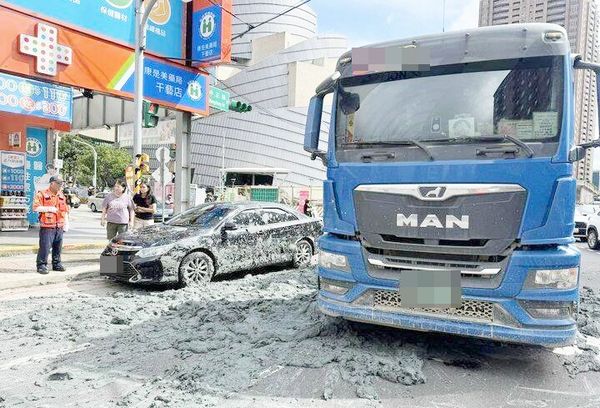 ▲一輛砂石車今天中午在桃園區中正路、南平路口處擦撞自小客車事故現場，整條道路撒滿淤泥。（圖／翻攝自《市議員黃瓊慧臉書》）