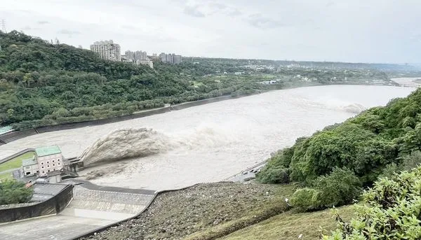 ▲康芮颱風為石門水庫集水區帶來驚人雨量，石門水庫原水濁度飆高，北水分署中庄調整池持續調整放水。（圖／北水分署提供）