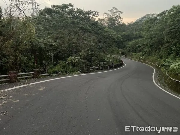 ▲▼嘉義鄉道「轎車墜入山谷」4人受困　現場3層樓高！消防繩索救援。（圖／記者翁伊森翻攝）