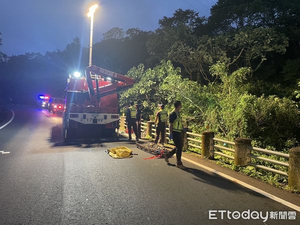 ▲▼嘉義鄉道「轎車墜入山谷」4人受困　現場3層樓高！消防繩索救援。（圖／記者翁伊森翻攝）