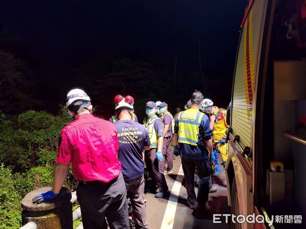 ▲▼嘉義鄉道「轎車墜入山谷」4人受困　現場3層樓高！消防繩索救援。（圖／記者翁伊森翻攝）