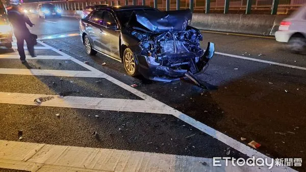 ▲▼高雄國道10號「3車追撞」轎車半毀　5人送醫救治。（圖／記者吳奕靖翻攝）