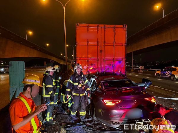 ▲▼ 國1圓山段轎車插進大貨車尾，車頭夾扁駕駛傷重不治 。（圖／記者張君豪翻攝）