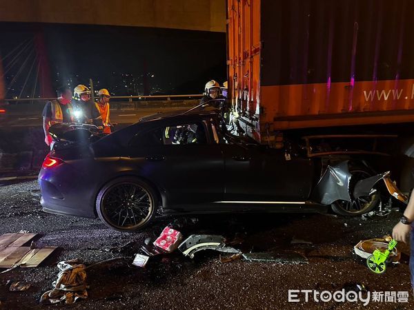 ▲▼ 國1圓山段轎車插進大貨車尾，車頭夾扁駕駛傷重不治 。（圖／記者張君豪翻攝）