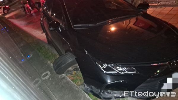 ▲▼台中公園前深夜車禍！年輕男駕車「一閃而過」自撞衝上人行道。（圖／記者許權毅翻攝）