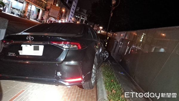 ▲▼台中公園前深夜車禍！年輕男駕車「一閃而過」自撞衝上人行道。（圖／記者許權毅翻攝）