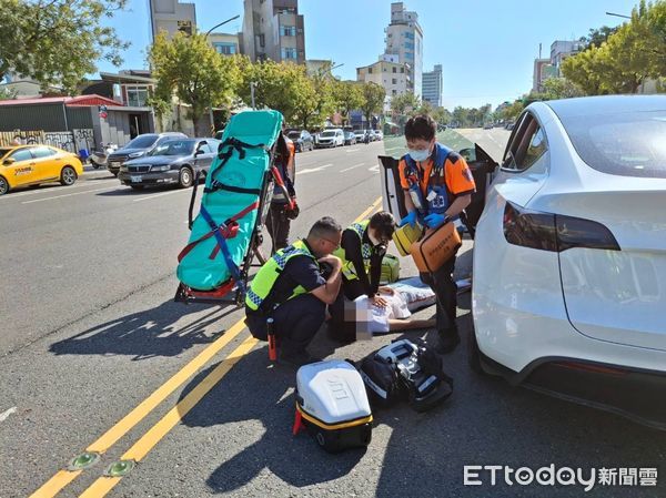 ▲▼自小客車女駕駛突昏迷怠速車上驟停路中  南警二分局CPR搶回一命             。（圖／記者林東良翻攝）