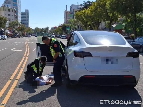 ▲▼自小客車女駕駛突昏迷怠速車上驟停路中  南警二分局CPR搶回一命             。（圖／記者林東良翻攝）