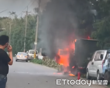 北市社子島火燒車！小貨車全面燃燒濃煙竄天　車主原地嚇傻