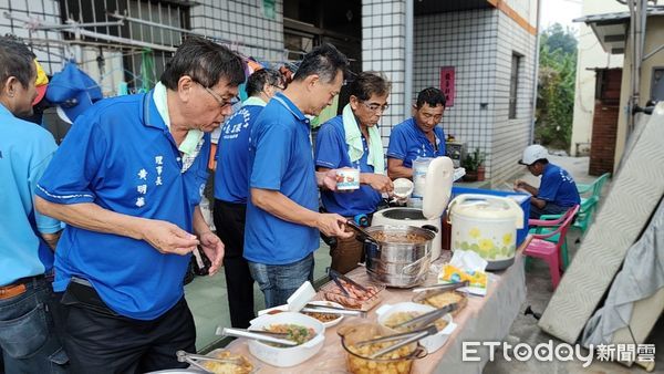 ▲台南市勞工局做工行善團志工，喜迎修繕第272戶，志工利用工作之餘的時間及假日不辭辛勞協助房屋修繕，讓弱勢家庭深刻感受台南滿滿的人情味。（圖／記者林東良翻攝，下同）