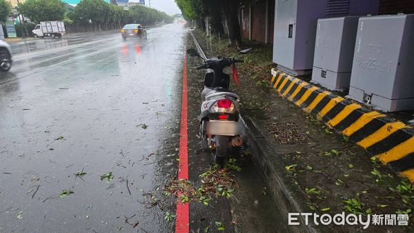 ▲▼康芮又釀1死？台中男騎車上班疑遭樹壓亡　時間在「陸警解除前」。（圖／記者許權毅翻攝）