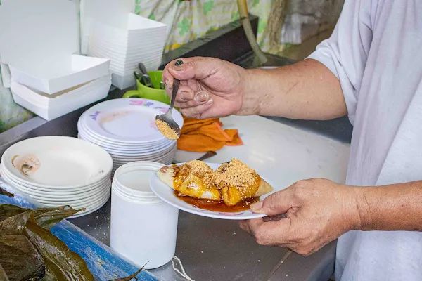 ▲▼台南銅板美食推薦！肉粽口感軟糯、融合香濃鹹甜的滋味，只要20元即可滿足。（圖／部落客美熊提供）