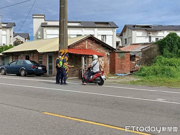 ▲東港警方4日起在轄內7路口加強闖紅燈取締勤務            。（圖／記者陳崑福翻攝）