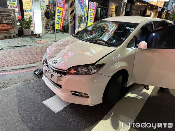 ▲▼女行人違規穿越馬路遭車撞。（圖／記者許宥孺翻攝）