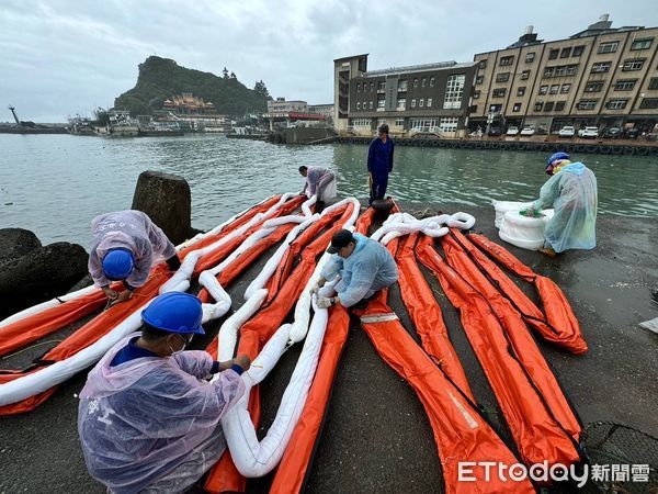 ▲▼為預防大陸籍貨輪「鈺洲啟航」漏油，海保署儲備物資做好準備。（圖／記者郭世賢翻攝）