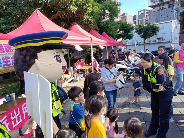 ▲桃園「警察大頭娃娃」現身親子泡泡派對，宣導交通安全。（圖／桃園警分局提供）