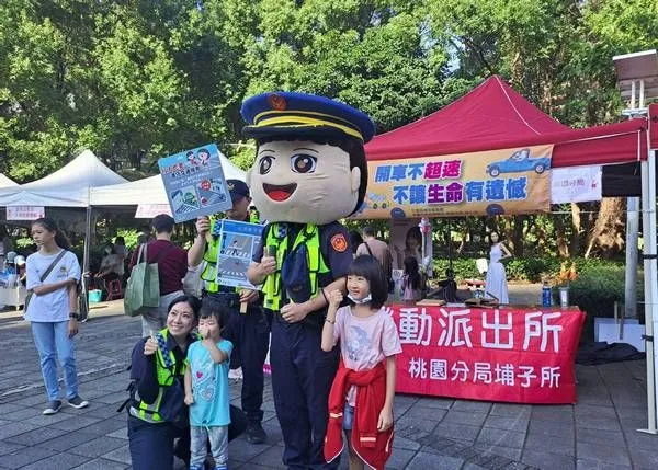 ▲桃園「警察大頭娃娃」現身親子泡泡派對，宣導交通安全。（圖／桃園警分局提供）