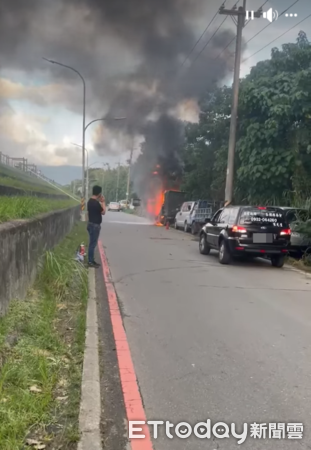 ▲▼北市社子島驚傳火燒車             。（圖／讀者提供）