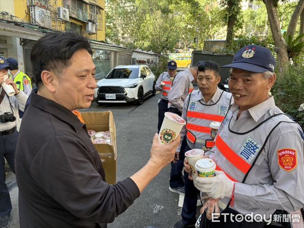 ▲文山一分局長許城銘發動文山區義警民防人員投入災後清掃重建工作。（圖／記者張君豪翻攝）