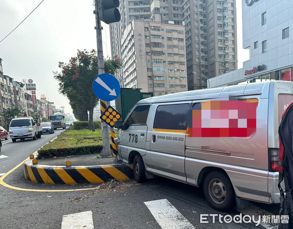 ▲▼ 高雄運鈔車不明原因自撞分隔島。（圖／記者賴文萱翻攝）