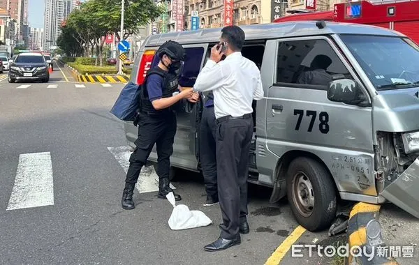 ▲▼ 高雄運鈔車不明原因自撞分隔島。（圖／記者賴文萱翻攝）