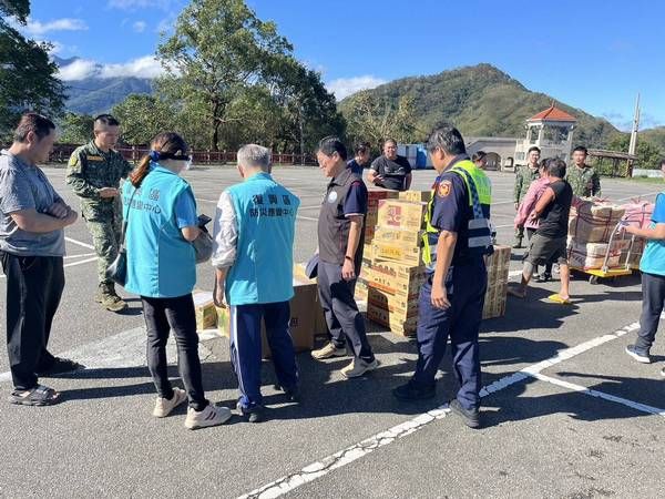 ▲復興區新興部落聯外道路中斷，警助空投物資