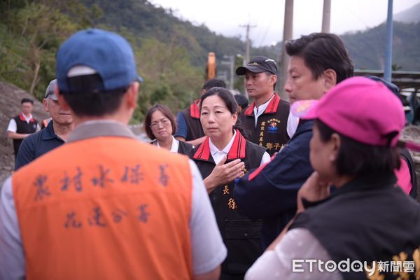 ▲▼花蓮縣長徐榛蔚偕同立委傅崐萁前往卓溪鄉與富里鄉視察災情。（圖／花蓮縣政府提供，下同）